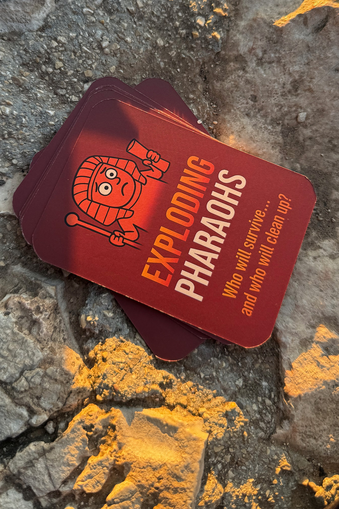 קלפי משחק Exploding Pharaohs עם איורים בהשראת מכות מצרים ויציאת מצרים